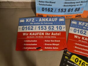 Beispiele für Plakate an den Laternen von Mitte